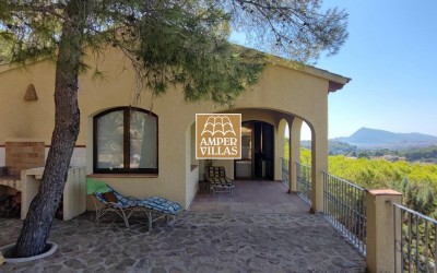 Beautiful Mediterranean villa with guest house and panoramic views.